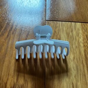 NWOT White Heart Claw Clip